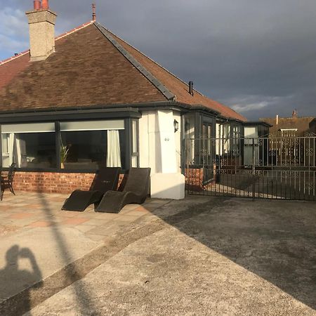 Beach House Apartment On Ground Floor With Sea View - Pet Friendly Cleveleys Kültér fotó