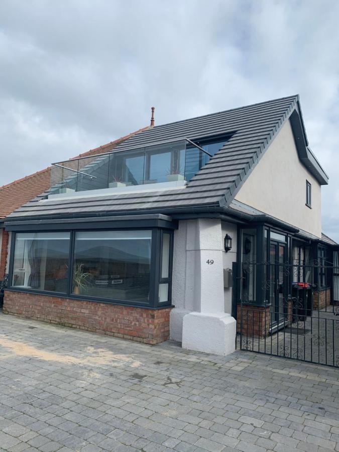 Beach House Apartment On Ground Floor With Sea View - Pet Friendly Cleveleys Kültér fotó