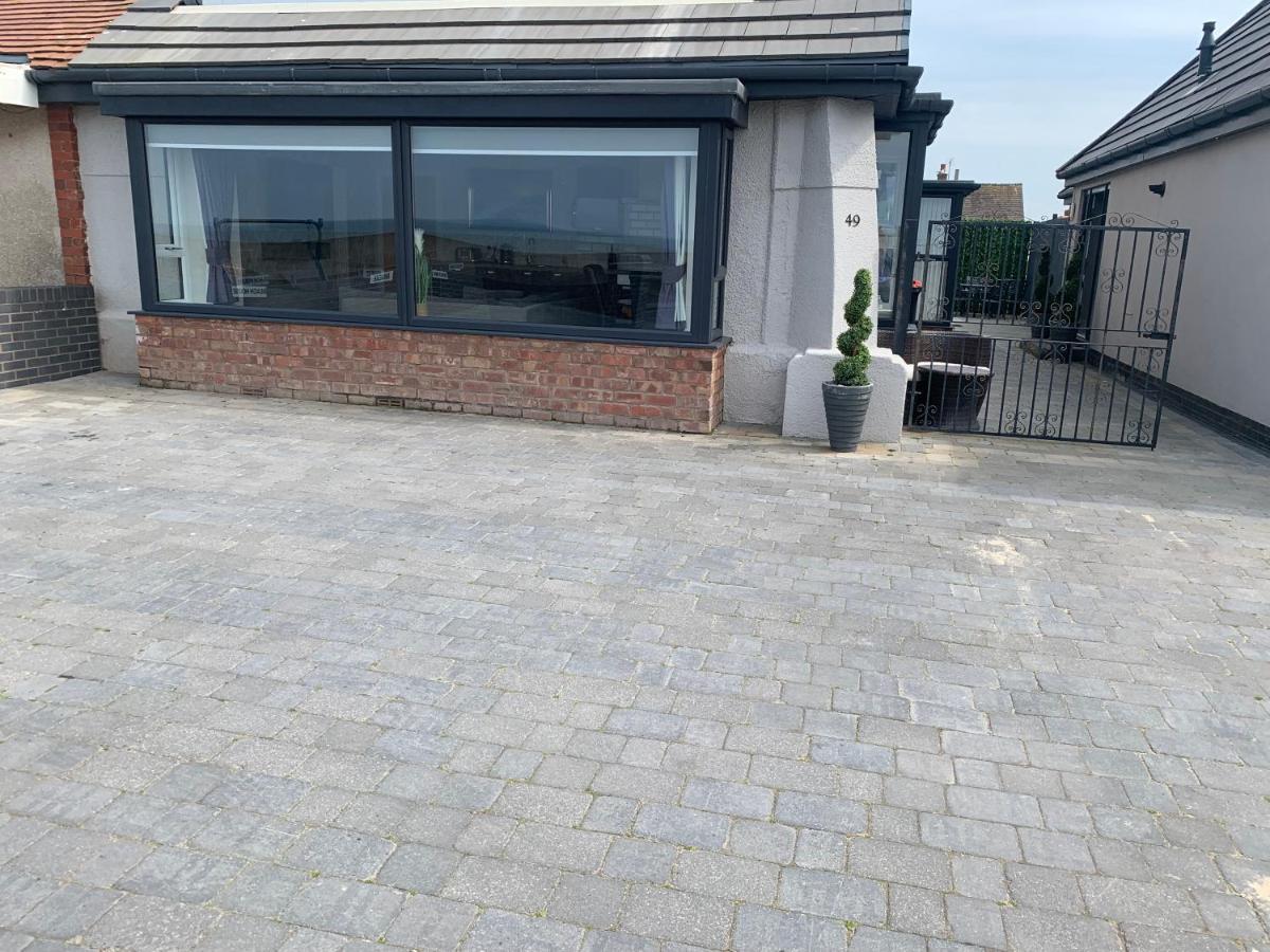 Beach House Apartment On Ground Floor With Sea View - Pet Friendly Cleveleys Kültér fotó