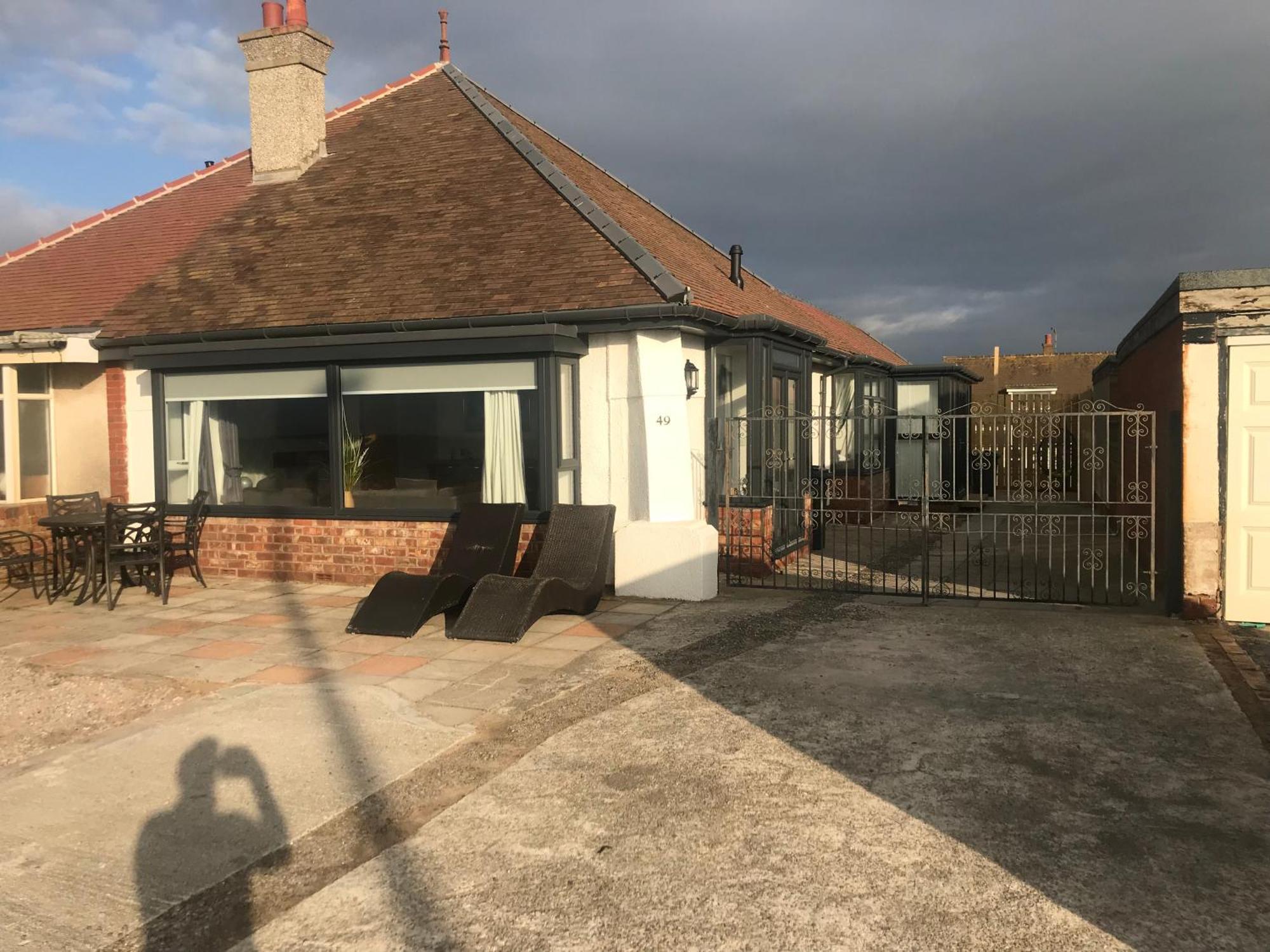 Beach House Apartment On Ground Floor With Sea View - Pet Friendly Cleveleys Kültér fotó