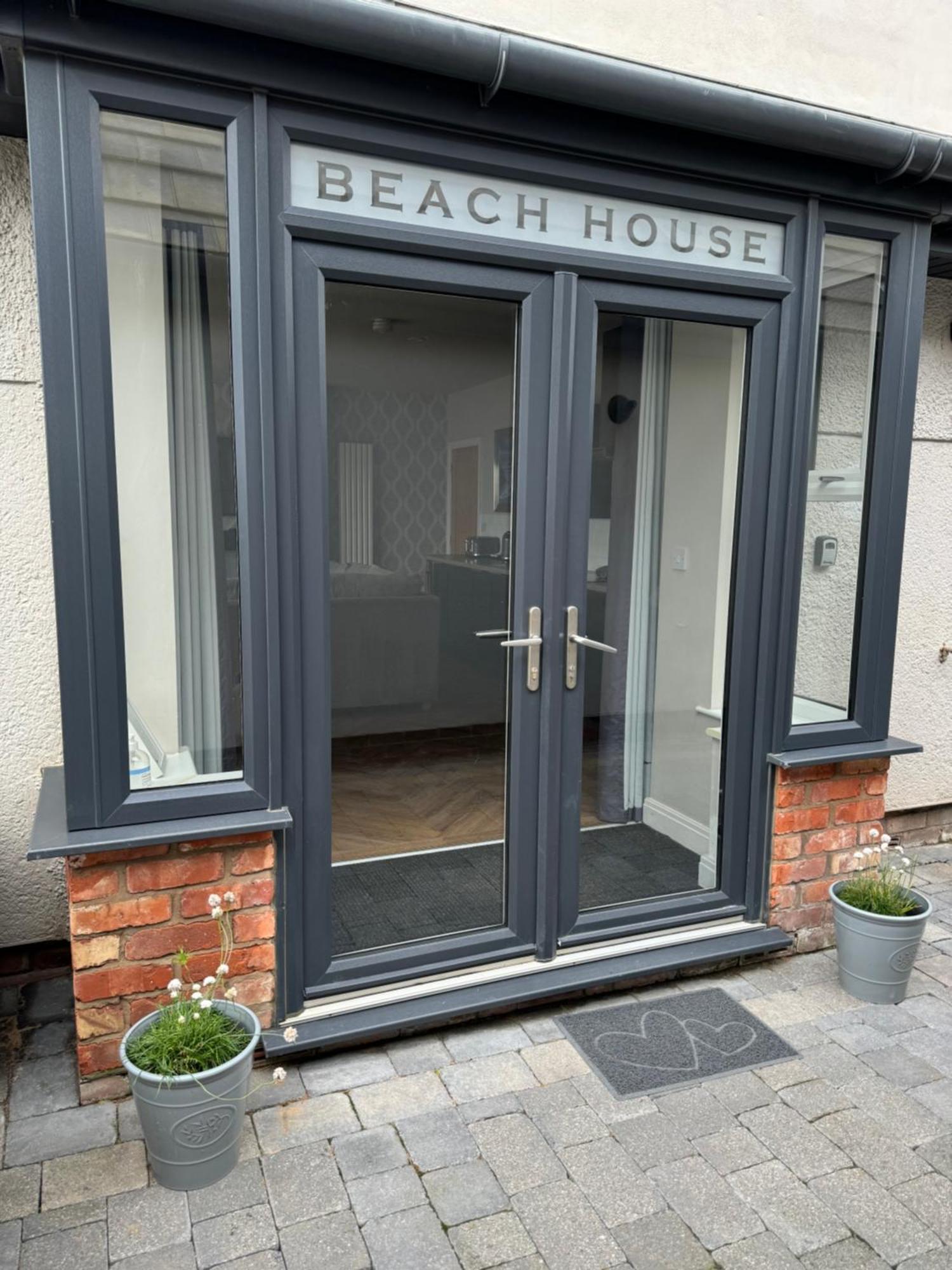 Beach House Apartment On Ground Floor With Sea View - Pet Friendly Cleveleys Kültér fotó