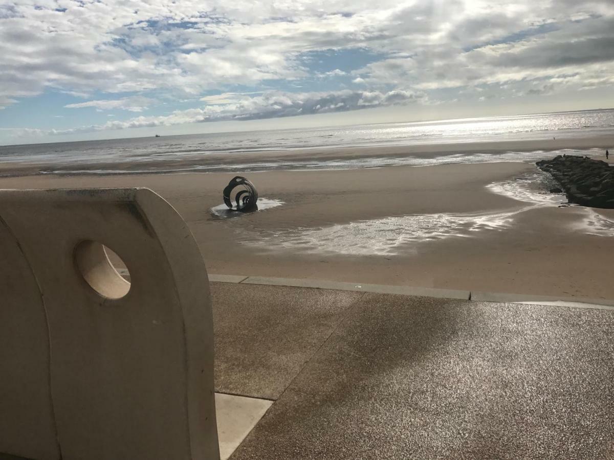 Beach House Apartment On Ground Floor With Sea View - Pet Friendly Cleveleys Kültér fotó