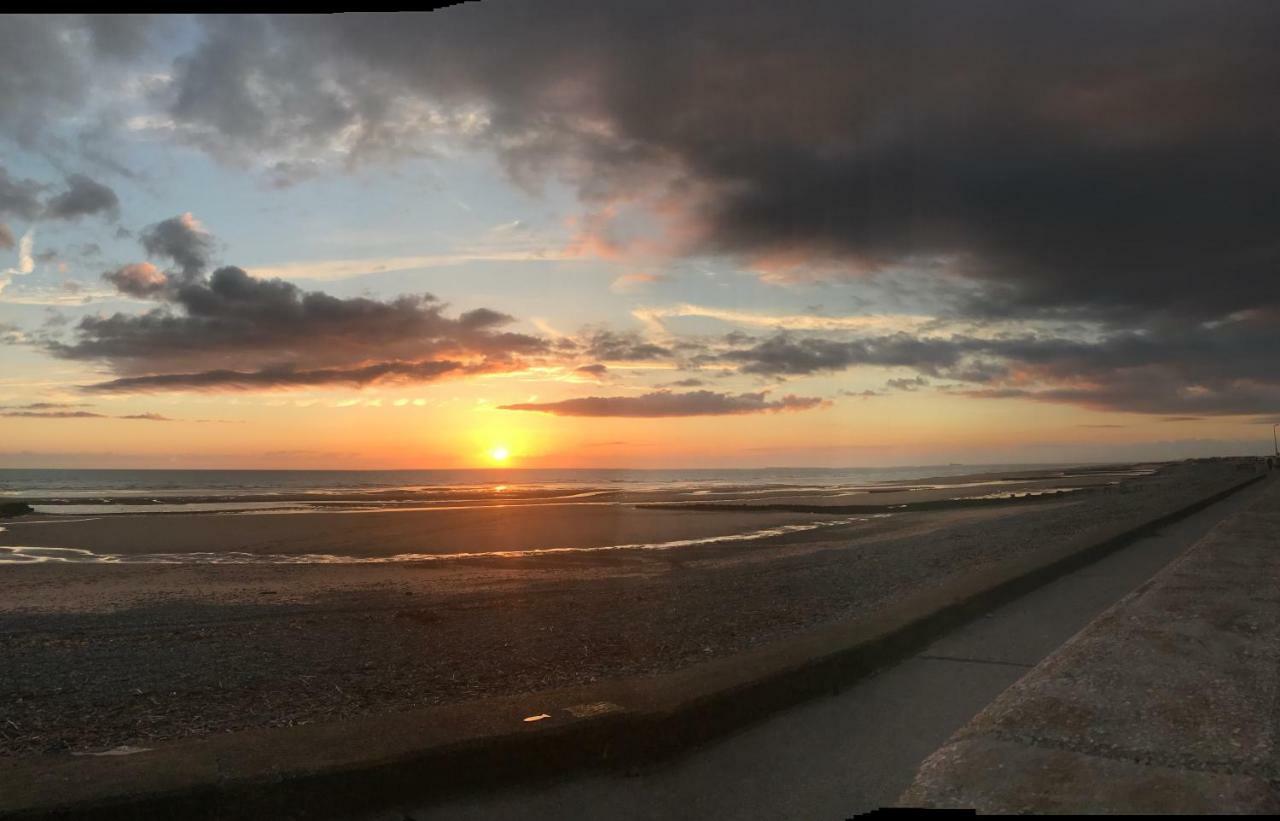 Beach House Apartment On Ground Floor With Sea View - Pet Friendly Cleveleys Kültér fotó